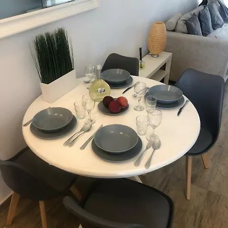 Chris House بافوس